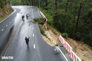 Doanh nghiệp "khóc", tài xế chật vật đổi lộ trình vì sạt lở đèo ở Lâm Đồng