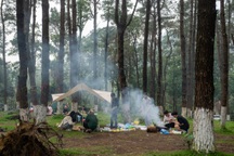 Nhiều gia đình lên rừng ở Hà Nội cắm trại ngày nghỉ lễ