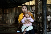 Ông gãy chân, bà bệnh tật, nén đau, nhường chi phí để cháu chữa bệnh