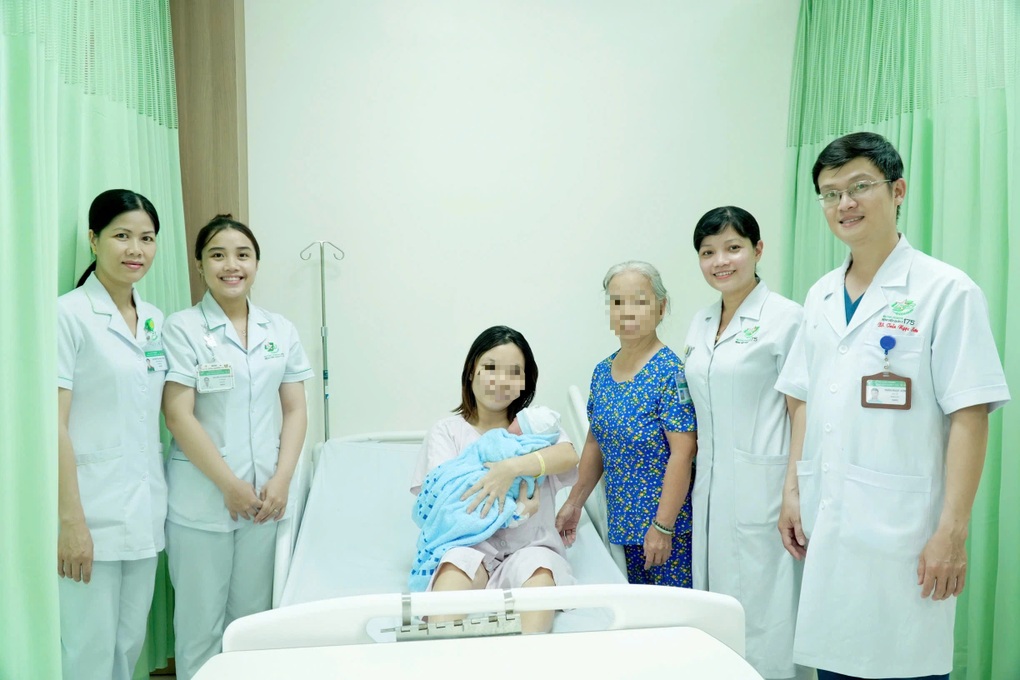 Chạy đua từng phút cứu thai phụ vỡ tử cung, em bé lọt ra ngoài - 1 Chạy đua từng phút cứu thai phụ vỡ tử cung, em bé lọt ra ngoài - 1