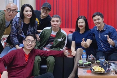 NSND Công Lý khỏe mạnh trở lại Nhà hát, chụp ảnh cùng NSND Thu Hà