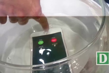 Thử nghiệm khả năng chống nước của iPhone 7 Plus ngày ra mắt tại Hà Nội
