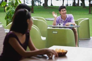 Bẽ mặt vì chồng cứ thấy gái là “tít”