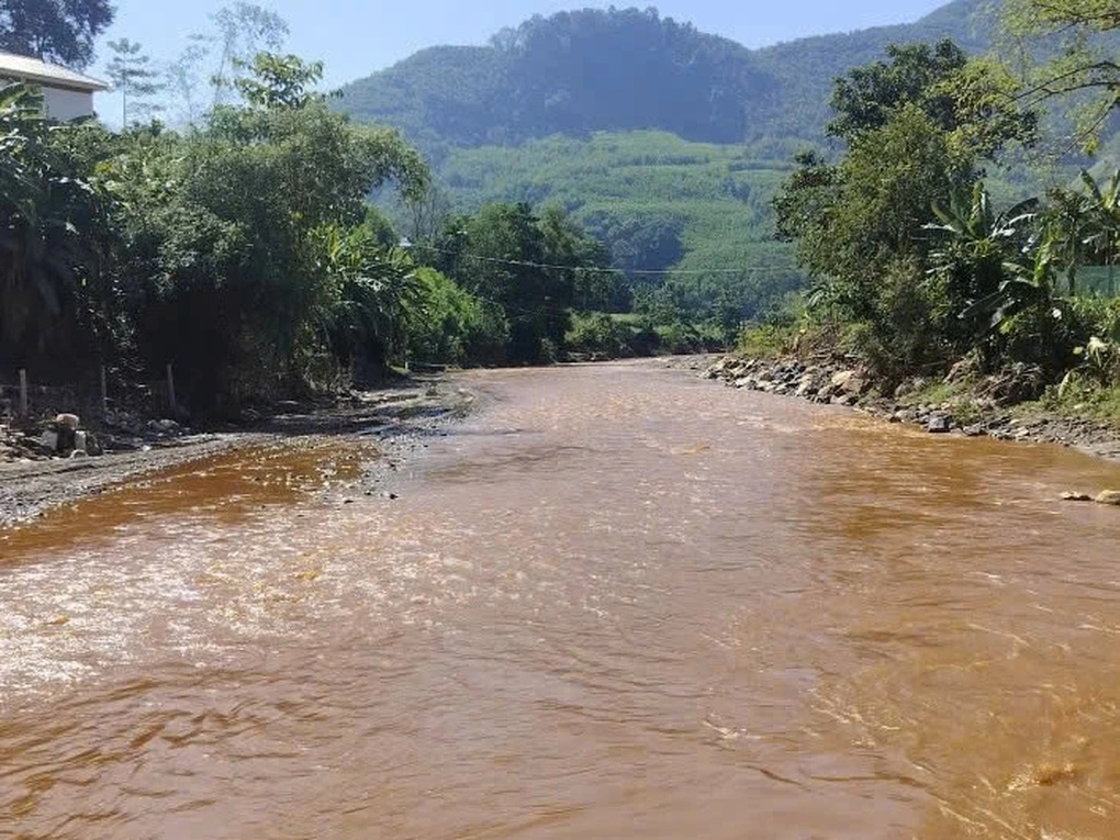Dòng suối bất ngờ đổi màu đỏ quạch, dân lo ngại ô nhiễm - 1 Dòng suối bất ngờ đổi màu đỏ quạch, dân lo ngại ô nhiễm - 1