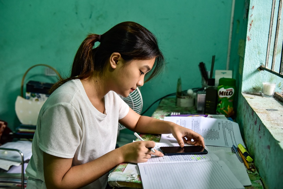 Sĩ tử vùng biên miệt mài ôn thi trong phòng trọ - 2 Sĩ tử vùng biên miệt mài ôn thi trong phòng trọ - 2