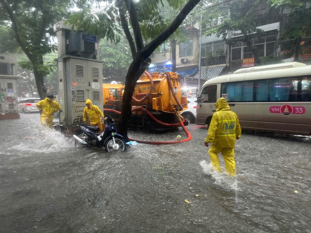 Hà Nội giảm mưa nhưng mọi tuyến đường vẫn tắc không lối thoát - 2 Hà Nội giảm mưa nhưng mọi tuyến đường vẫn tắc không lối thoát - 2