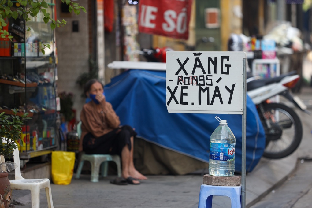 Cây xăng vỉa hè như cỏ dại, vừa cắt lại mọc um tùm - 1 Cây xăng vỉa hè như cỏ dại, vừa cắt lại mọc um tùm - 1