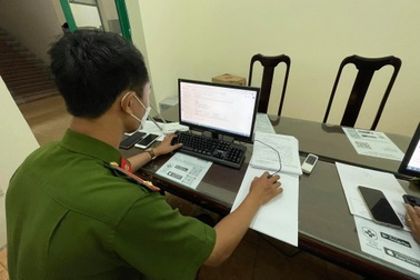 Cấp giấy đi đường ở Hà Nội: Doanh nghiệp "than" khó, công an nói gì?