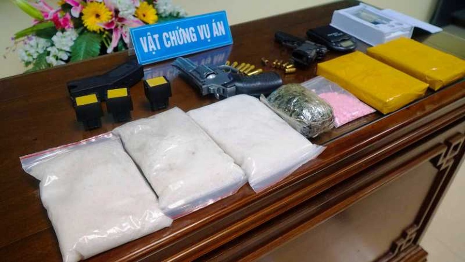 Triệt phá tụ điểm bán ma túy, thu giữ 3 khẩu súng và đạn - 1 Triệt phá tụ điểm bán ma túy, thu giữ 3 khẩu súng và đạn - 1
