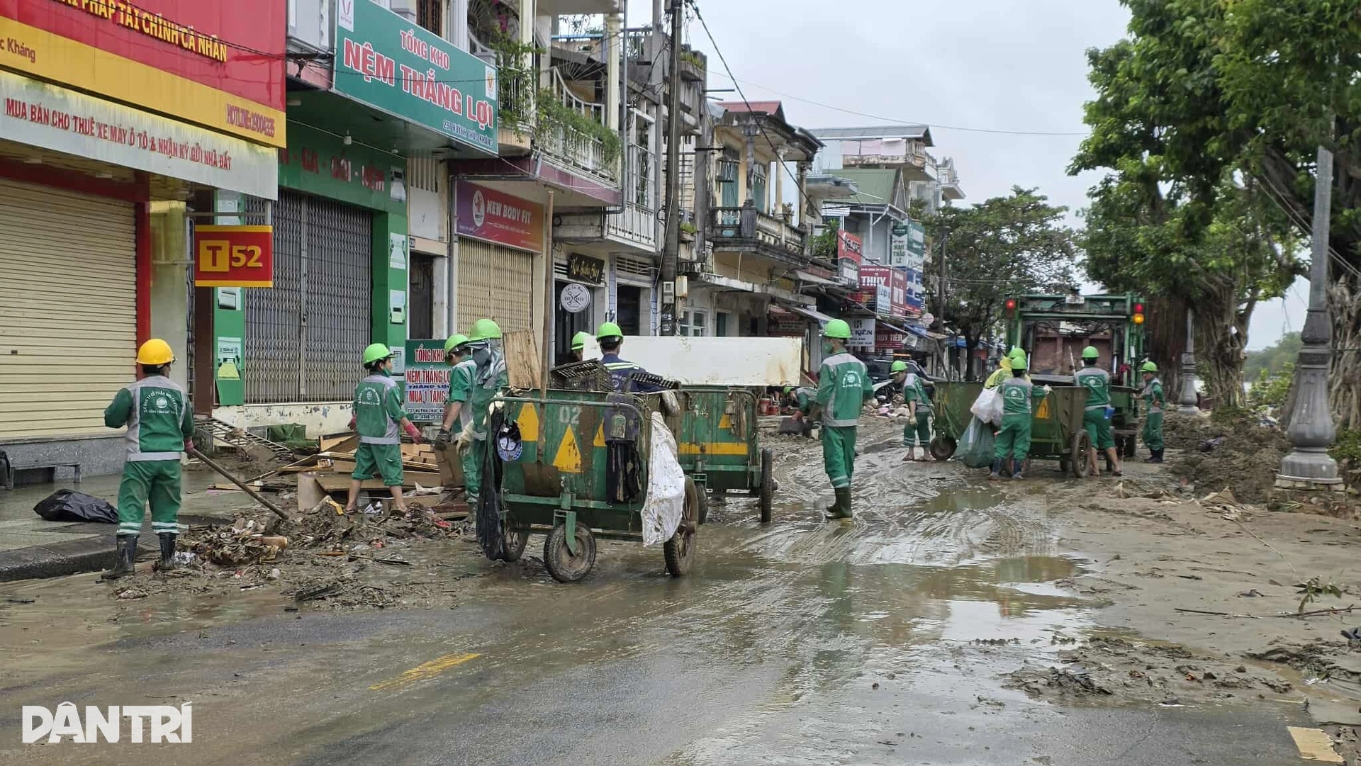 Bùn non phủ kín cố đô, người dân Huế dốc sức hồi sinh phố phường - 13 Bùn non phủ kín cố đô, người dân Huế dốc sức hồi sinh phố phường - 13