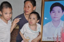 Quặn thắt cảnh 2 em bại não “cười” với di ảnh anh trai chết vì sốc nắng