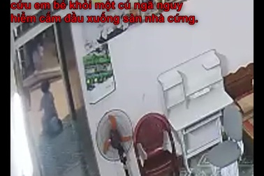 Bố phản ứng nhanh cứu con nhỏ khỏi cú ngã nguy hiểm