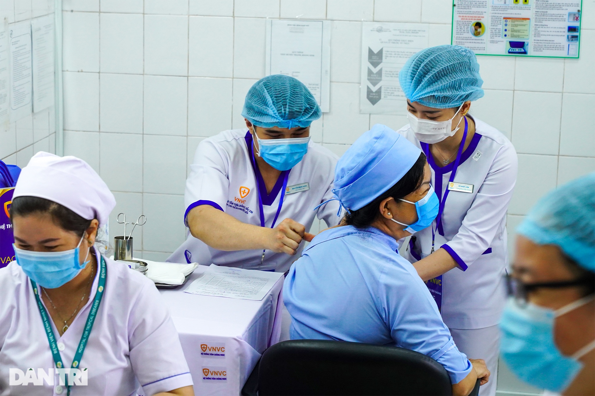 Cận cảnh lô hàng 800 nghìn liều vắc xin Covid cập bến TPHCM - 9 Cận cảnh lô hàng 800 nghìn liều vắc xin Covid cập bến TPHCM - 9