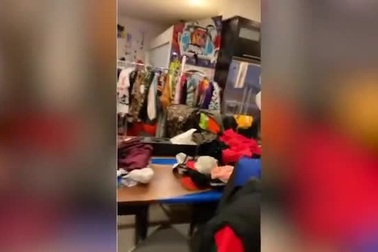 Rapper Chris Brown giới thiệu những món hàng sẽ được đem ra bán trong phiên chợ đồ cũ