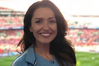 Nữ MC xinh đẹp khiến các cổ động viên Man City “mê mệt”