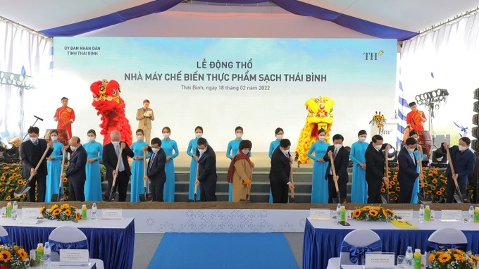Đại diện UBND tỉnh Thái Bình và Tập đoàn TH thực hiện nghi thức động thổ Dự án Nhà máy Chế biến thực phẩm sạch Thái Bình, quy mô đầu tư 620 tỷ đồng. Ảnh: Mạc Hóa.