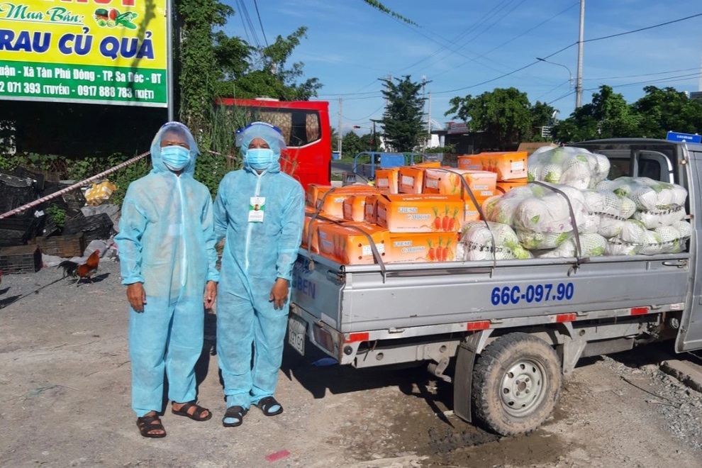 Thầy giáo tình nguyện vào tâm dịch tặng hàng tấn gạo, rau… cho người dân - 3 Thầy giáo tình nguyện vào tâm dịch tặng hàng tấn gạo, rau… cho người dân - 3