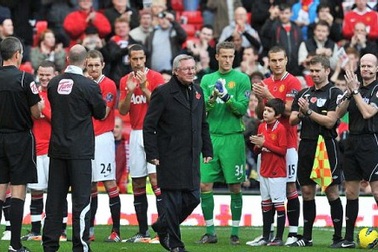 Alex Ferguson được trò cũ Wes Brown “tặng quà”