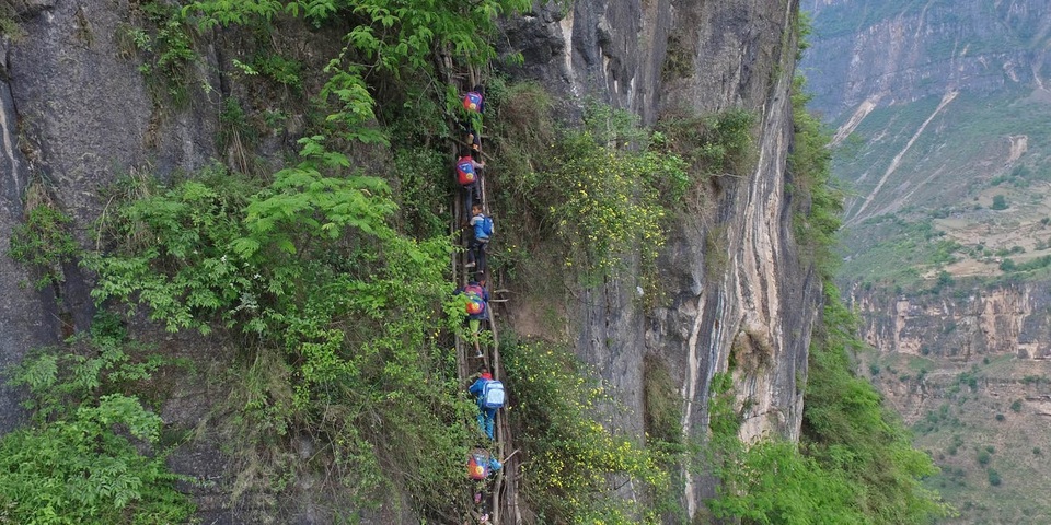 Trung Quốc di dời ngôi làng cao 800m trên núi - 1 Trung Quốc di dời ngôi làng cao 800m trên núi - 1