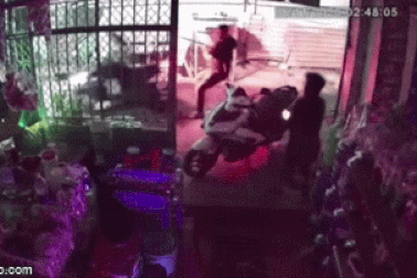 Bị truy sát lúc rạng sáng, nam thanh niên chạy thục mạng để thoát thân