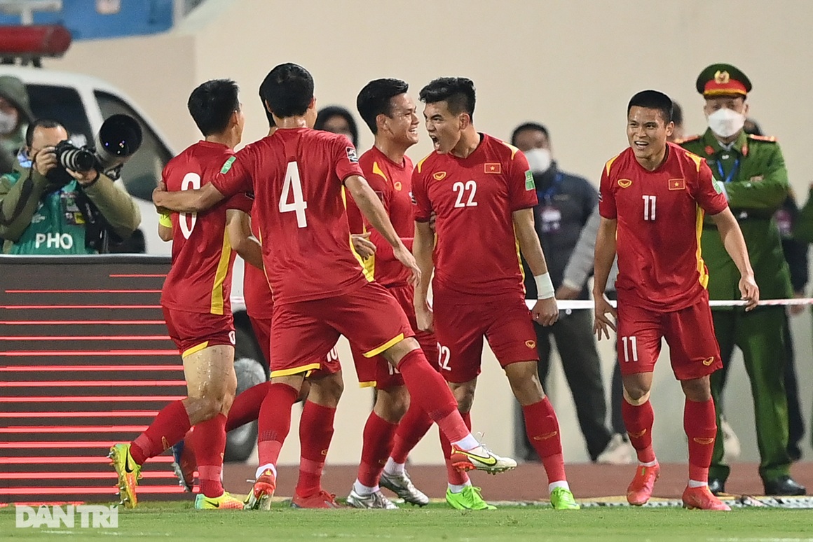 CĐV quá khích cầm cờ lao xuống sân ăn mừng cùng đội tuyển Việt Nam - 4 CĐV quá khích cầm cờ lao xuống sân ăn mừng cùng đội tuyển Việt Nam - 4