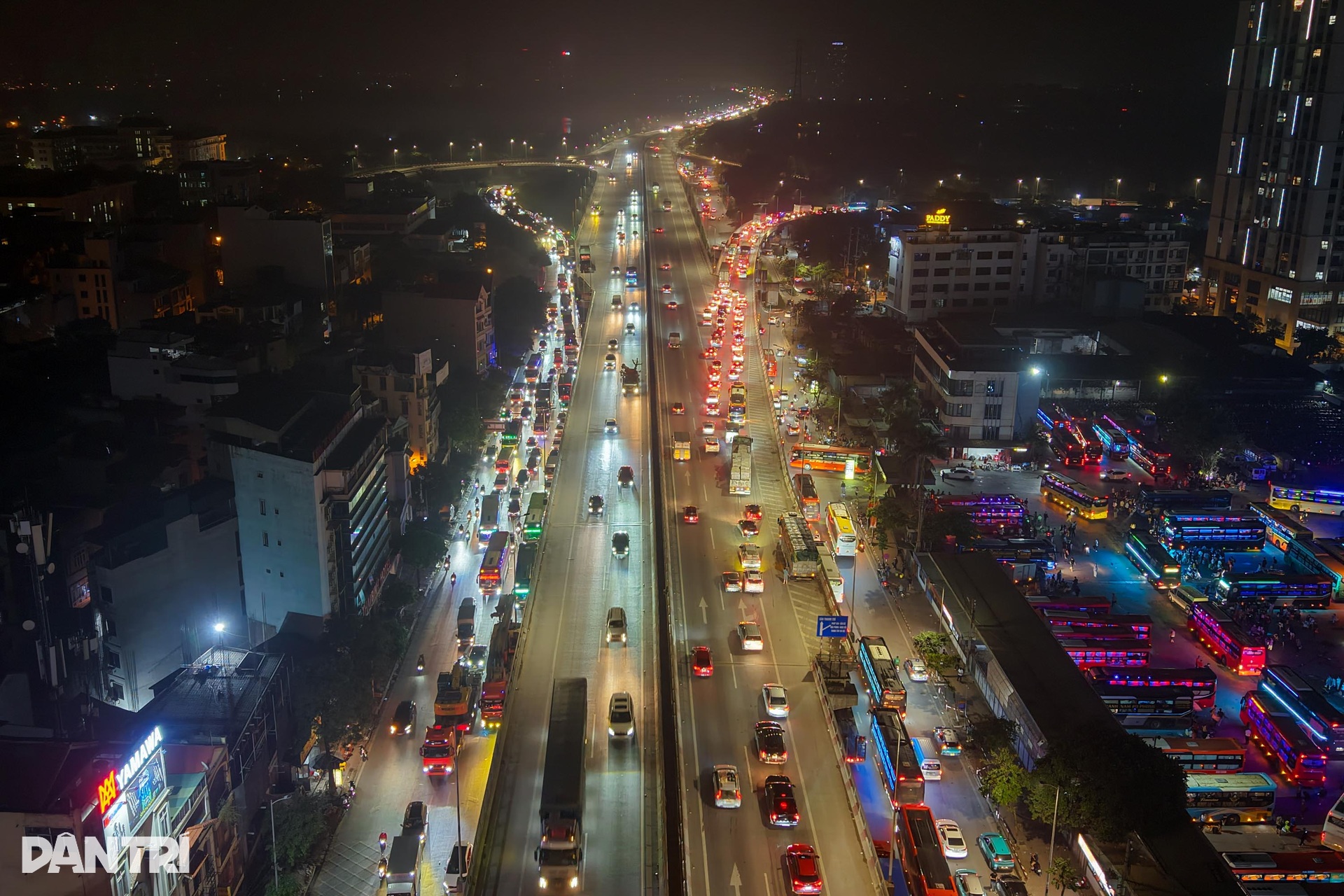 Nửa đêm, hàng nghìn ô tô xếp hàng dài nhích từng mét rời thủ đô - 2 Nửa đêm, hàng nghìn ô tô xếp hàng dài nhích từng mét rời thủ đô - 2