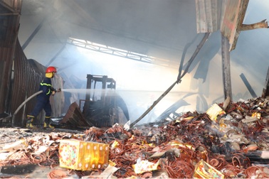 Vụ cháy nhà xưởng nhang ở Vĩnh Long, thiệt hại 900 triệu đồng