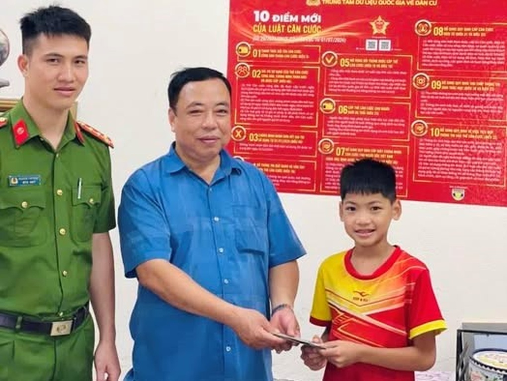 Học sinh lớp 3 nhặt được 20 triệu đồng tìm trả người đánh mất - 1 Học sinh lớp 3 nhặt được 20 triệu đồng tìm trả người đánh mất - 1