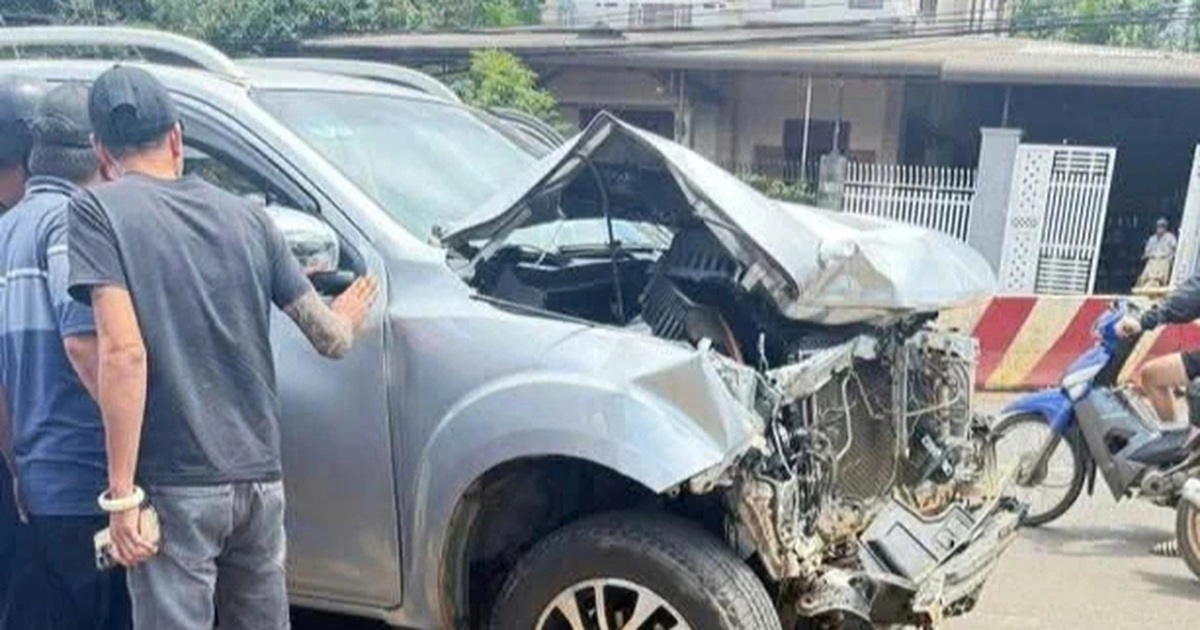 Người dân vây bắt tài xế điều khiển xe bán tải ủi 2 phương tiện rồi bỏ chạy