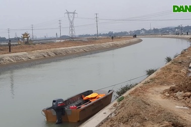 Giăng lưới tìm kiếm bé trai 9 tuổi rơi xuống sông