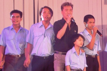 Đàm Vĩnh Hưng hát cùng trẻ khuyết tật