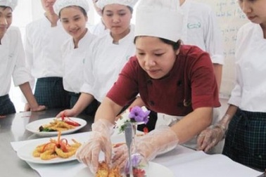 Không việc làm, cử nhân chấp nhận “đi đường vòng”