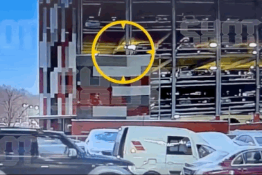 Ô tô rơi từ bãi đỗ xe tầng 4, tài xế thậm chí không bị chấn thương