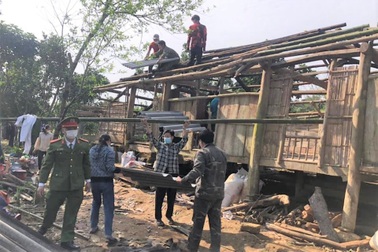 Mưa lớn, giông lốc thổi bay mái 200 nhà dân