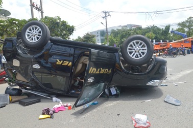 Giải cứu 2 người mắc kẹt trong chiếc ô tô lật ngửa giữa đường