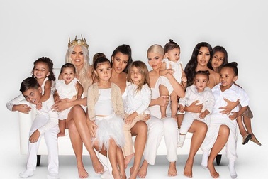 Ảnh Noel ấm cúng của gia đình Kardashian