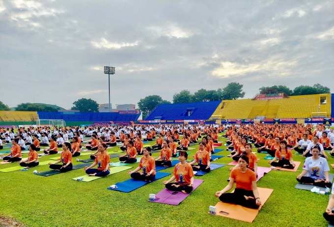 Hơn 1000 huấn luyện viên, hội viên tham gia đồng diễn tại Ngày Quốc tế Yoga Bình Dương.