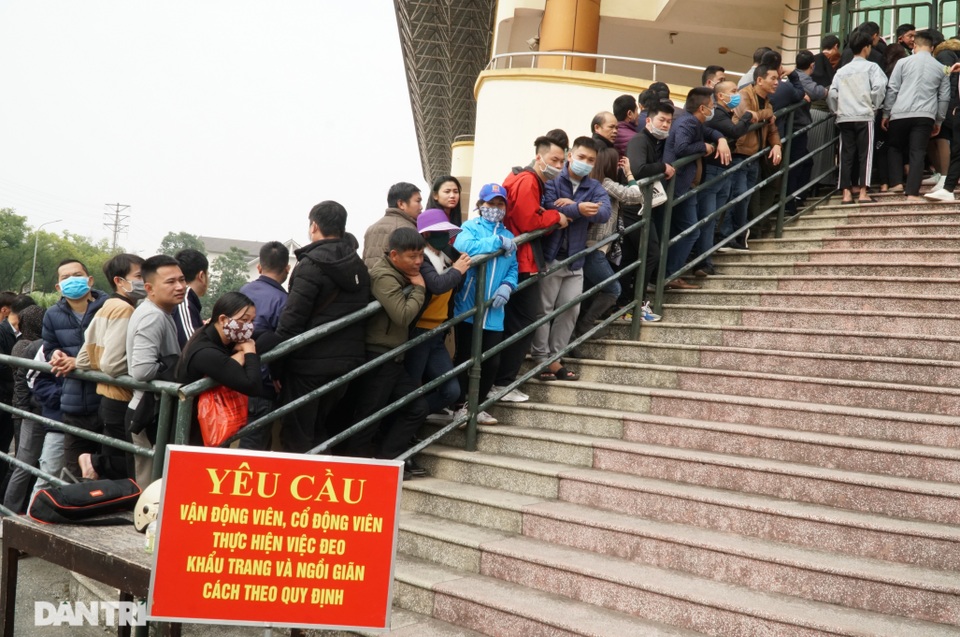 Hàng nghìn người dân Phú Thọ xếp hàng mua vé cổ vũ đội tuyển Việt Nam - 6 Hàng nghìn người dân Phú Thọ xếp hàng mua vé cổ vũ đội tuyển Việt Nam - 6
