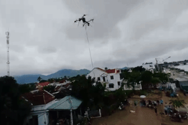 Ngập lụt hoành hành, nên chăng lập các đội drone cứu hộ chuyên nghiệp?