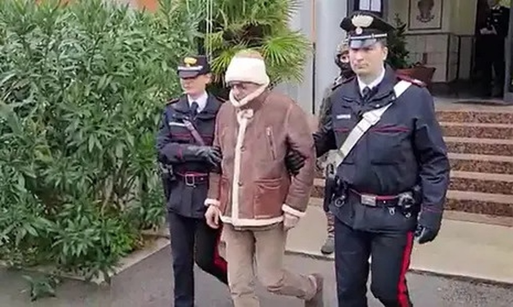 Trùm mafia yêu hàng loạt phụ nữ trong 30 năm trốn truy nã - 1 Trùm mafia yêu hàng loạt phụ nữ trong 30 năm trốn truy nã - 1