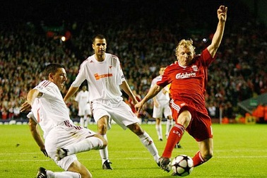 Arsenal chắc chân, Liverpool dễ bị loại