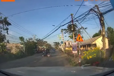 Màn truy đuổi giữa tài xế ô tô và những tên cướp điện thoại