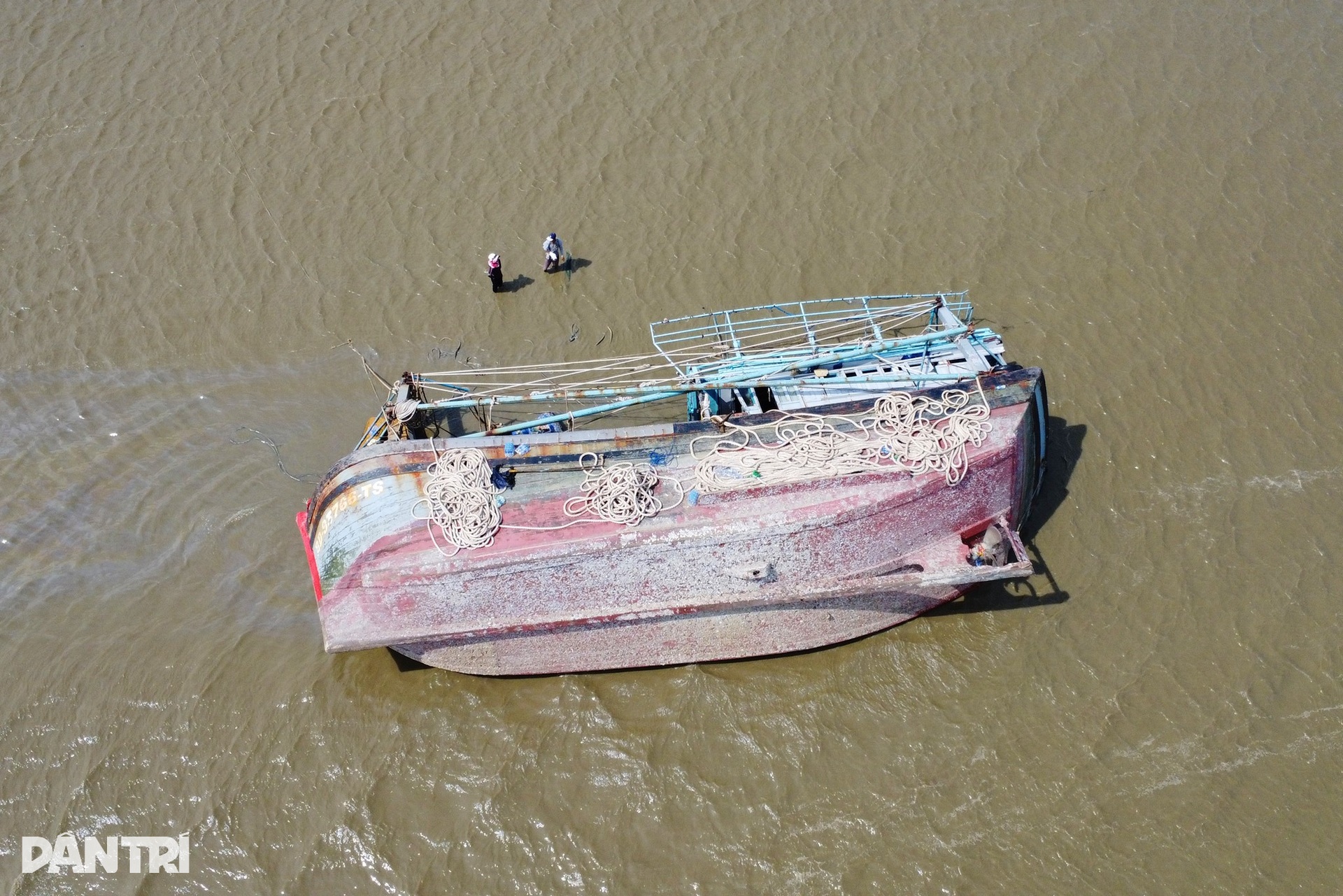 Ngư dân hối hả cứu tàu sau bão Kalmaegi: Thà mất tay còn hơn mất tàu - 1