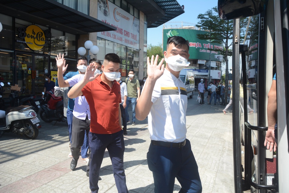 Những y, bác sĩ tình nguyện cuối cùng rời Đà Nẵng - 3 Những y, bác sĩ tình nguyện cuối cùng rời Đà Nẵng - 3
