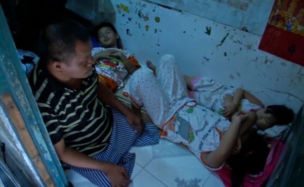 Người cha tật nguyền gà trống nuôi... 3 con trong căn nhà 2m2 - 2 Người cha tật nguyền gà trống nuôi... 3 con trong căn nhà 2m2 - 2