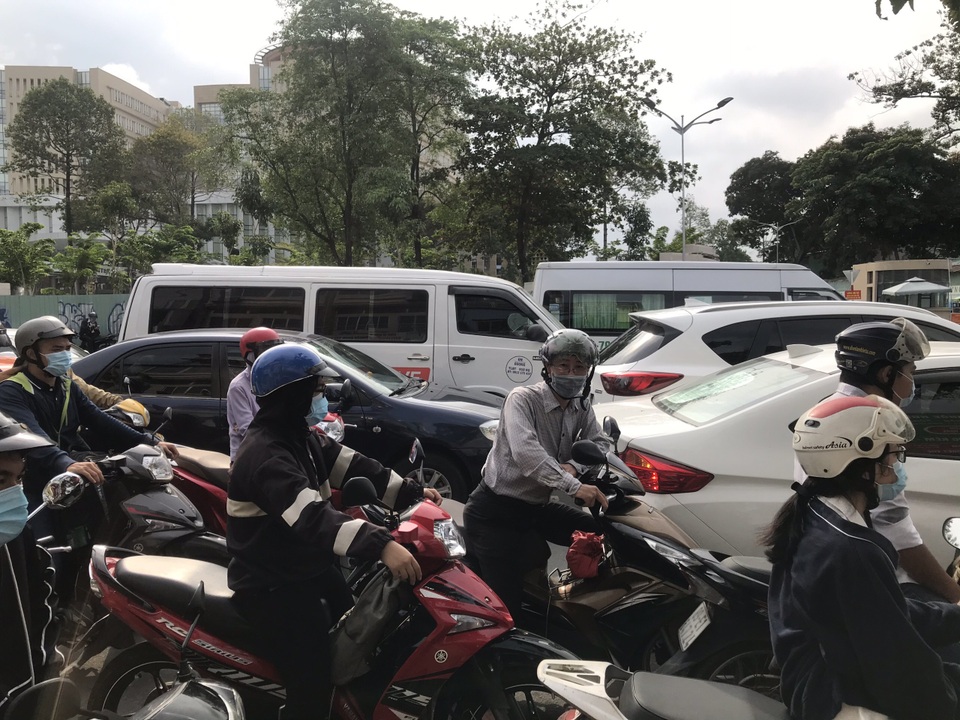Hàng nghìn người kẹt xe nghiêm trọng giữa nơi cách ly xã hội Gò Vấp - 2 Hàng nghìn người kẹt xe nghiêm trọng giữa nơi cách ly xã hội Gò Vấp - 2
