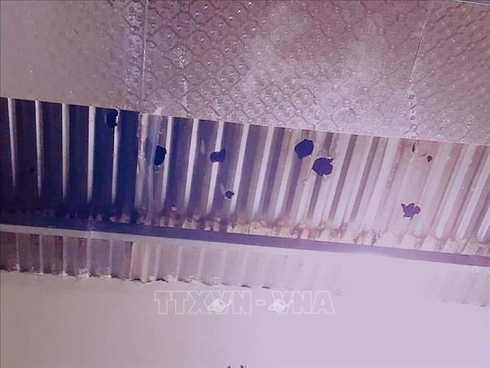 Mưa đá to hiếm thấy rơi thủng mái nhà, vỡ kính ô tô - 1 Mưa đá to hiếm thấy rơi thủng mái nhà, vỡ kính ô tô - 1