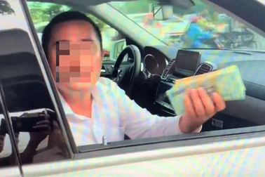 Chủ xe vi phạm cương quyết cố thủ vì “xe hơn 5 tỉ, lương CSGT không đủ đền” (!)