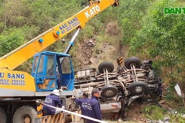 Lật xe chở dưa, 4 người tử vong