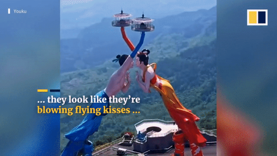 Cặp tượng tình nhân khổng lồ giống như... hai người đàn ông? - 1 Cặp tượng tình nhân khổng lồ giống như... hai người đàn ông? - 1